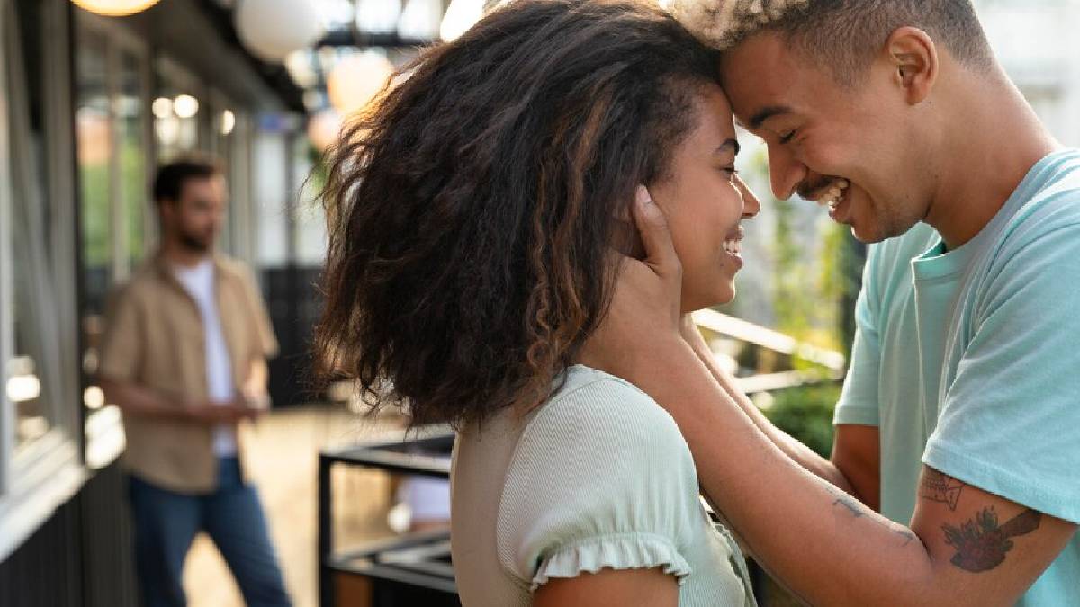 Casais DADT escolhem o que não contar e isso também é uma forma de cuidado. Privacidade como estratégia emocional. Foto: Freepik