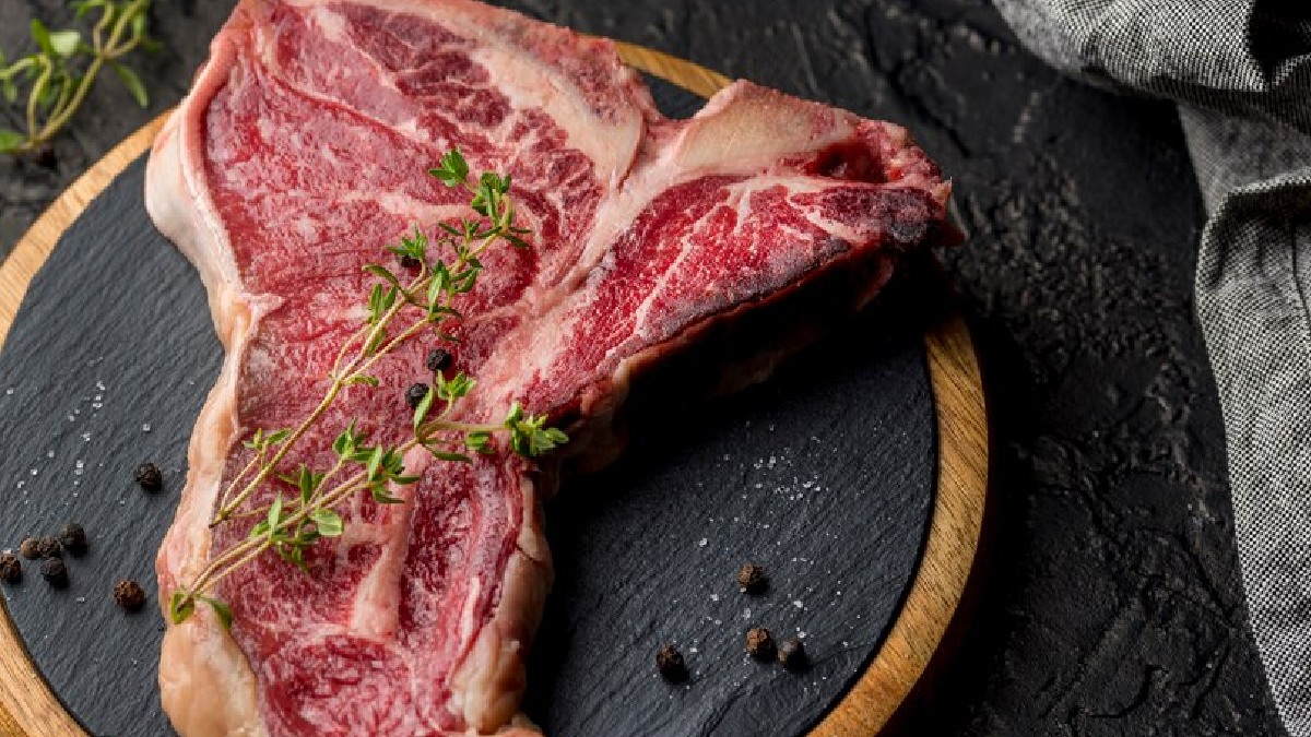 Por mais inusitado que pareça, as cascas de bananas realmente podem ajudar no processo que amacia a carne. Postas no fundo da panela ou sobre a carne sendo cozinhada, as cascas ajudam a manter o alimento mais macio e suculento - (Freepik)