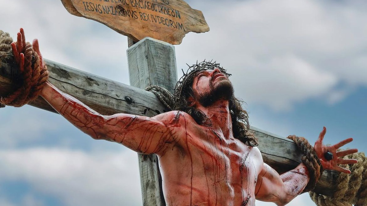 O clamor registrado nas Escrituras "Deus meu, por que me abandonaste?" é interpretado como sinal da angústia existencial e da separação entre o Filho e o Pai no momento do sacrifício. Foto: paixaodecristooficial/Instagram