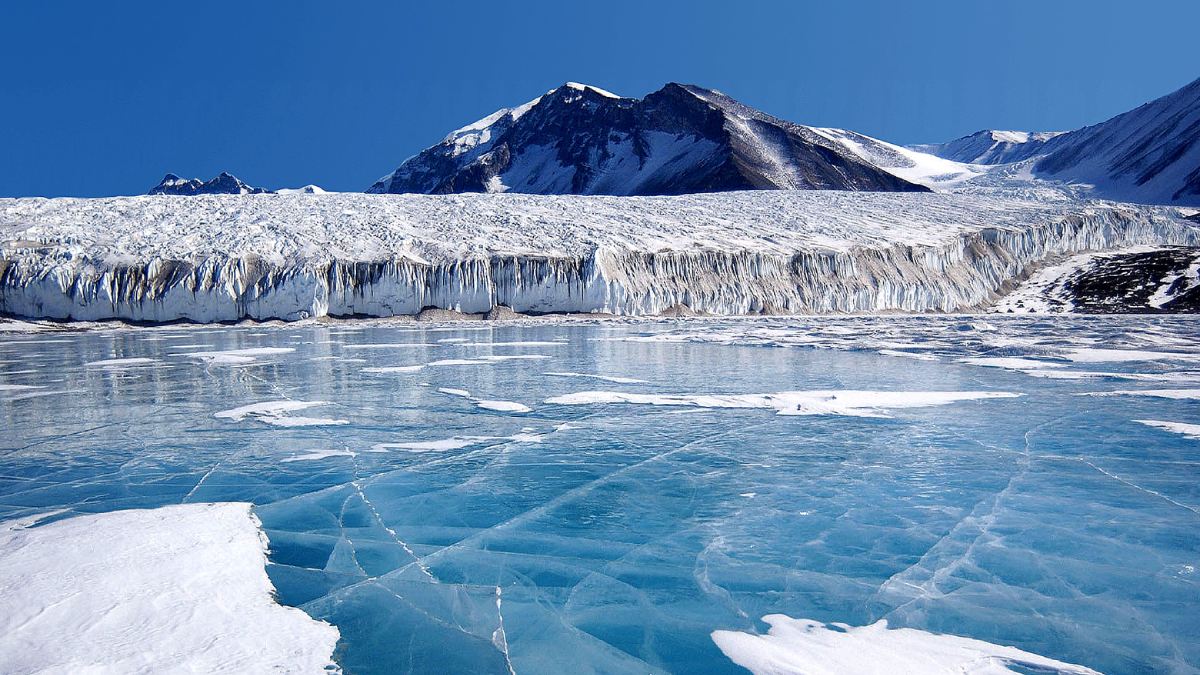 Antártica é o continente mais meridional e menos povoado da Terra. Foto: Wikimedia Commons