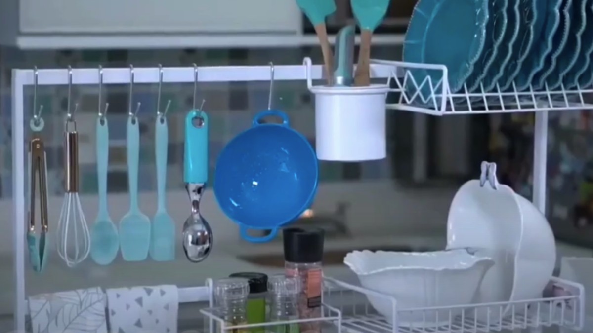 Além de prático, este modelo promove uma aparência visual limpa e organizada, permitindo que os utensílios sejam organizados de maneira ordenada e menos visível.