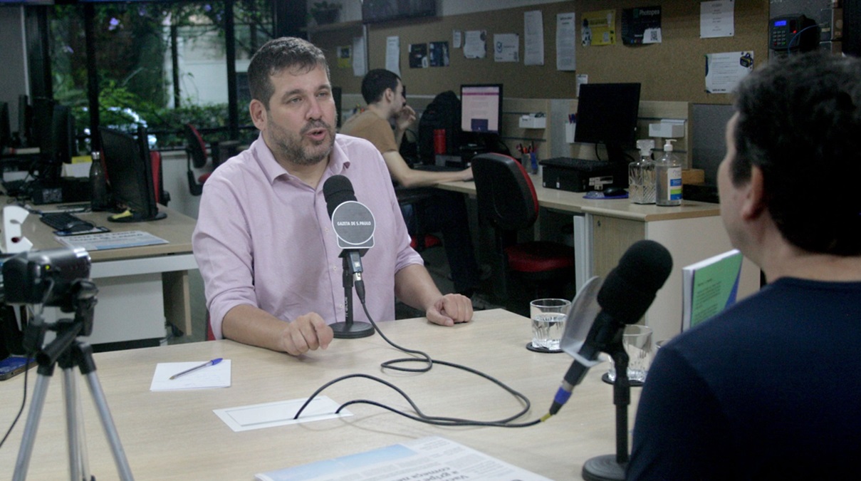 O escritor e jornalista Gilvan Ribeiro durante participação no podcast Direto da Gazeta, apresentado pelo jornalista Bruno Hoffmann/Thiago Neme/Gazeta de S. Paulo