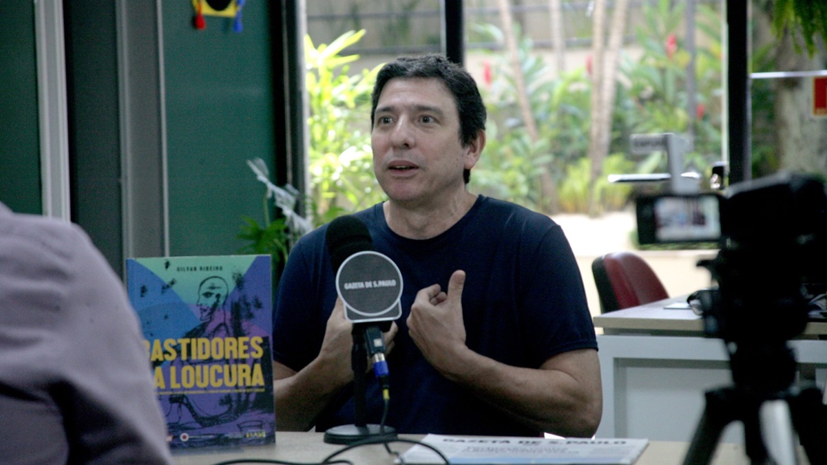 O escritor e jornalista Gilvan Ribeiro durante participação no podcast Direto da Gazeta/Thiago Neme/Gazeta de S. Paulo