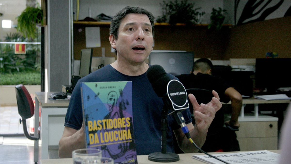 O escritor e jornalista Gilvan Ribeiro durante participação no podcast Direto da Gazeta/Thiago Neme/Gazeta de S. Paulo