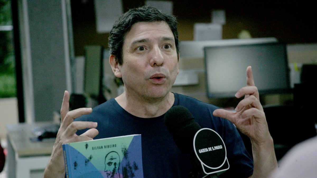 O escritor e jornalista Gilvan Ribeiro durante participação no podcast Direto da Gazeta/Thiago Neme/Gazeta de S. Paulo