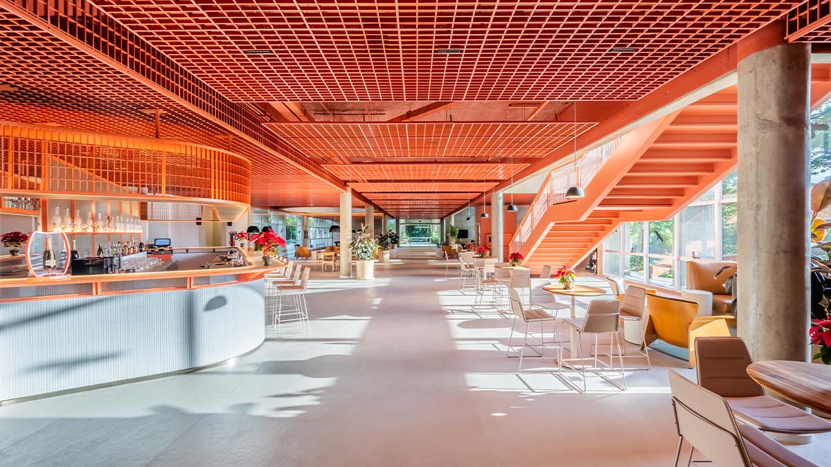 O design interior prioriza materiais nobres, como madeira e pedras naturais