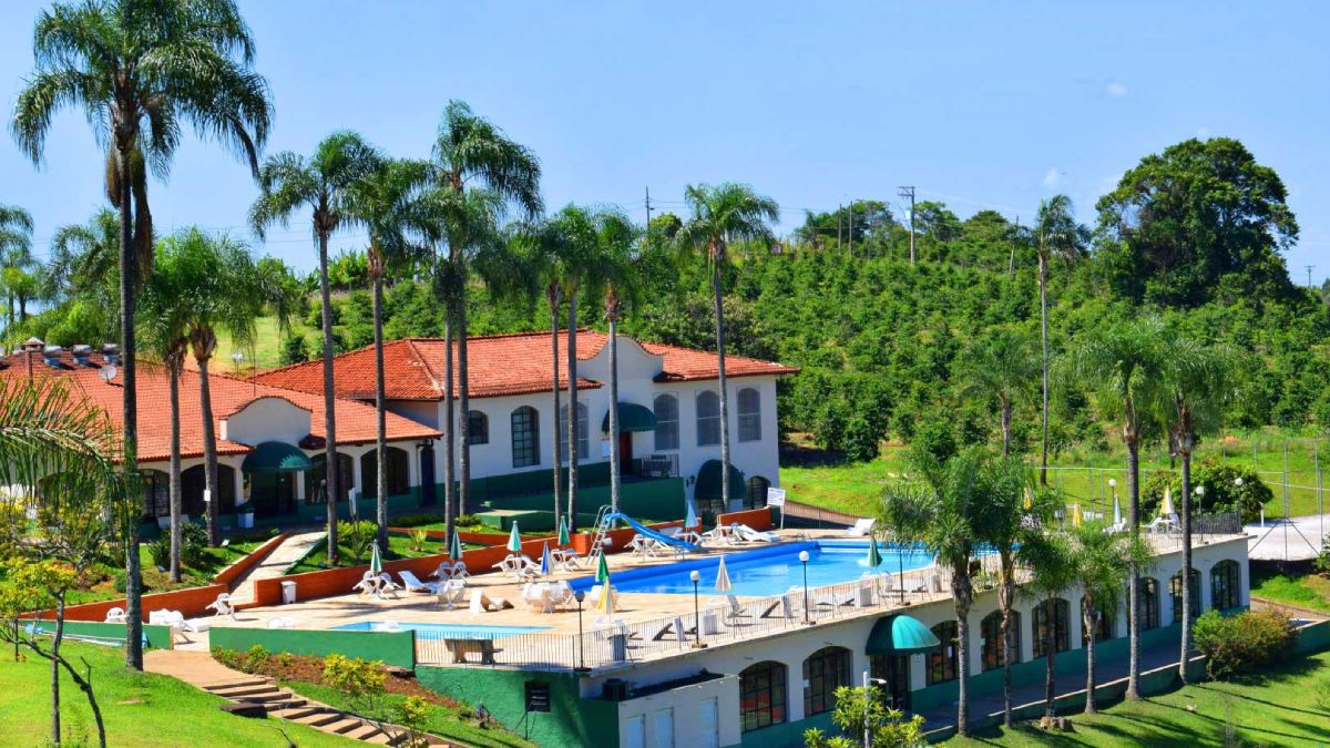 O Hotel Fazenda São Matheus, inaugurado em 1981, é administrado pela terceira geração da mesma família. Com 612 mil m² a 1.100 metros de altitude, o lugar oferece belas paisagens, chalés confortáveis e uma infraestrutura completa de lazer. Foto: Divulgação / Visite Serra Negra