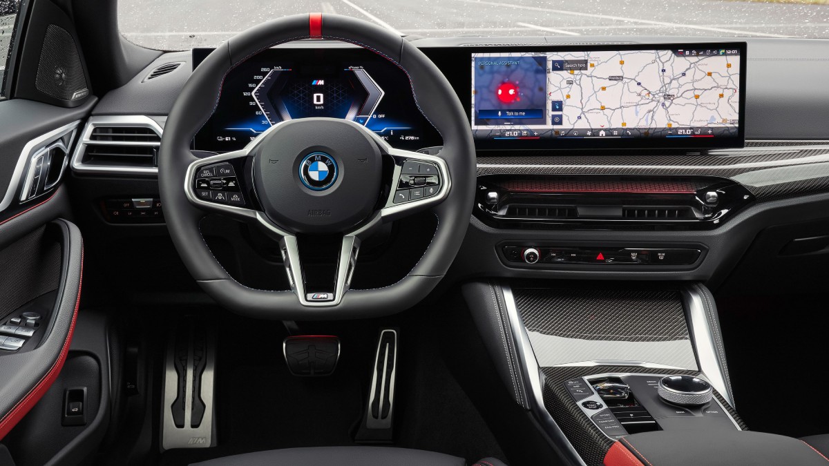No interior, destaque fica para o novo volante, com base plana e marcação tipo "12 horas" para reforçar a pegada esportiva. /Foto: Divulgação