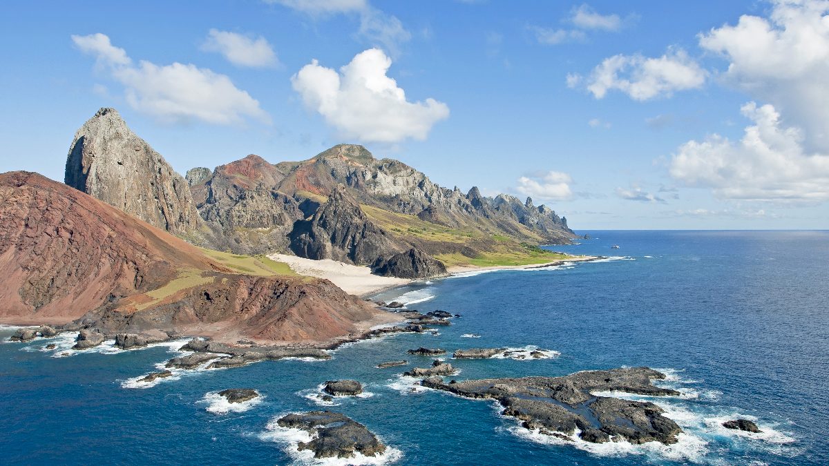 Ilha de Trindade é território estratégico brasileiro. Imagem: Simone Marinho/Wikimedia Commons