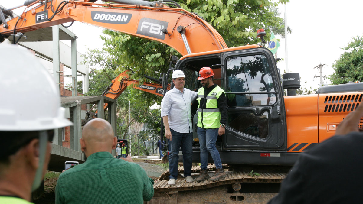 Governador Tarcísio de Freitas durante visita a Taboão da Serra; obras foram iniciadas nesta segunda-feira.