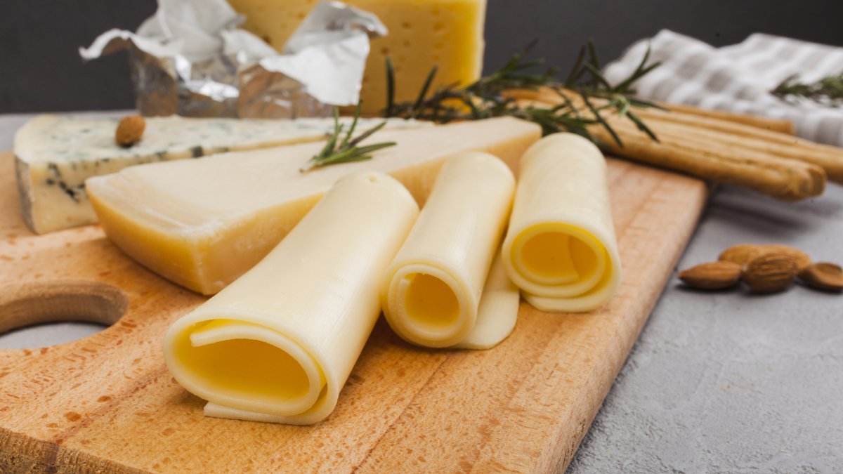 O queijo mussarela é mais claro e tem sabor suave