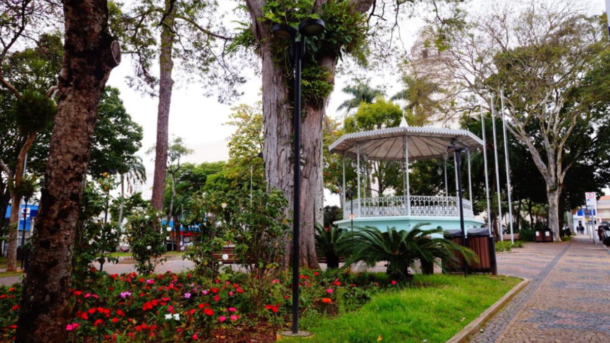 No coração da cidade, a Praça da Bandeira se destaca como um marco histórico. Antigamente chamada de Largo da Matriz, foi palco de eventos significativos, como a antecipada libertação dos escravos em 1888. Foto: Divulgação