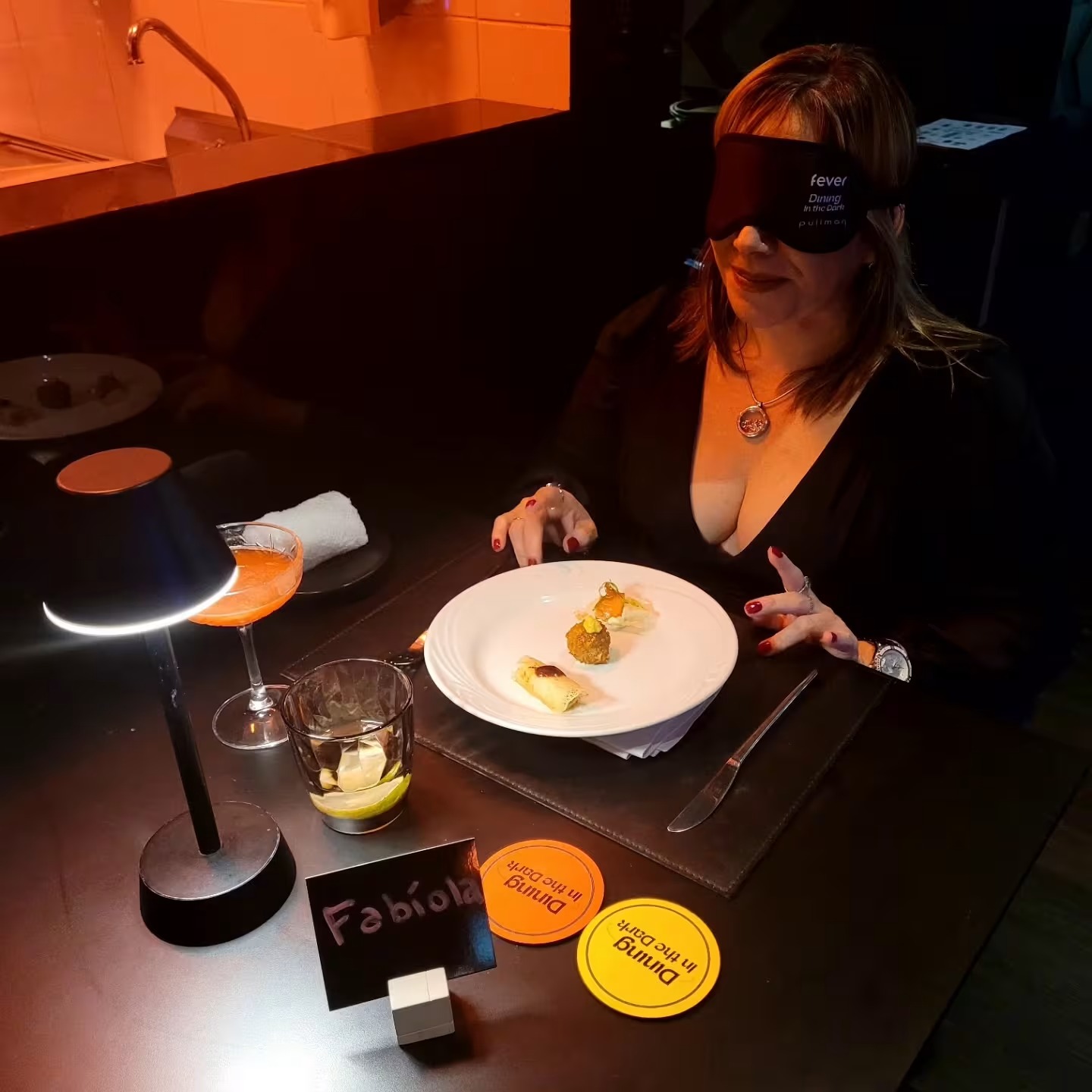 Ambiente íntimo do restaurante convida os interessados a sair da rotina e reaprender a usar as papilas gustativas. Divulgação.