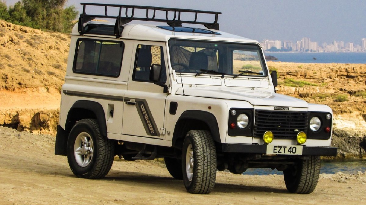 AWD ou 4WD significa também que o carro tem tração nas 4 rodas. Imagem: PxHere