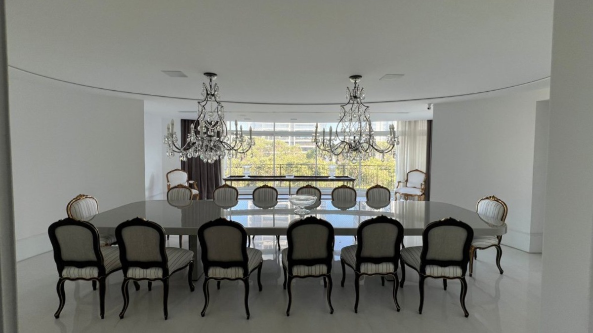 Apartamento dispõe de três salas (jantar, estar e lareira), escritório e 'family room' com varanda. /Foto: Divulgação