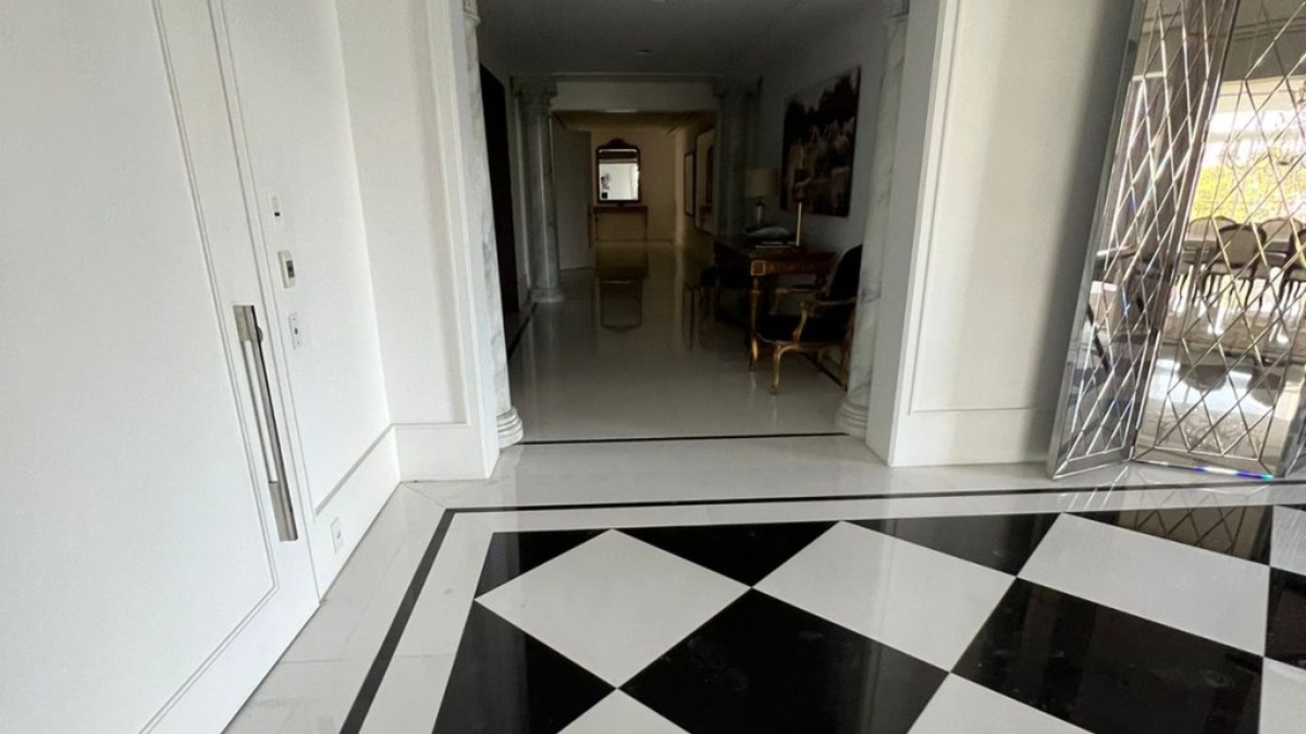 Imóvel tem ar-condicionado em todos os ambientes e três portas de entrada blindadas. /Foto: Divulgação