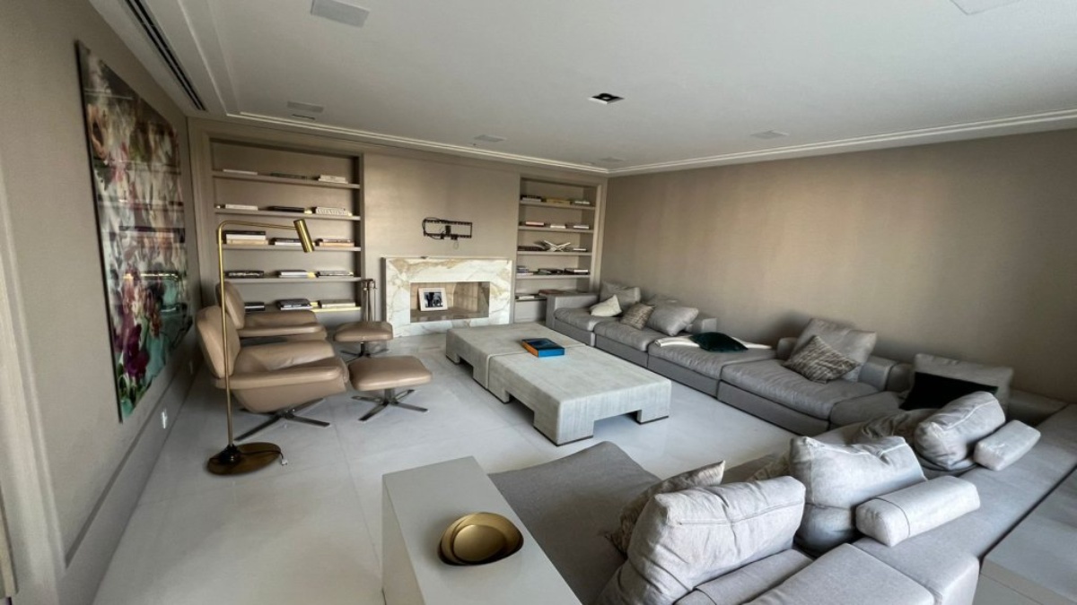 Sala com lareira é um dos cômodos do imóvel. /Foto: Divulgação