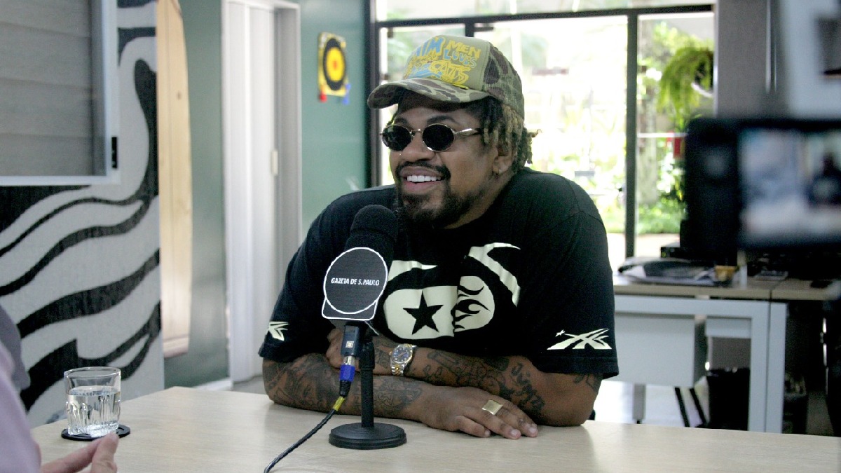 O cantor e compositor Luccas Carlos durante participação no podcast Direto da Gazeta/Thiago Neme/Gazeta de S. Paulo