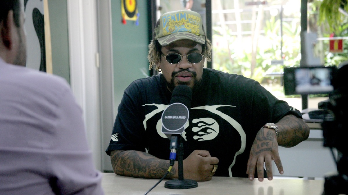 O cantor e compositor Luccas Carlos durante participação no podcast Direto da Gazeta/Thiago Neme/Gazeta de S. Paulo