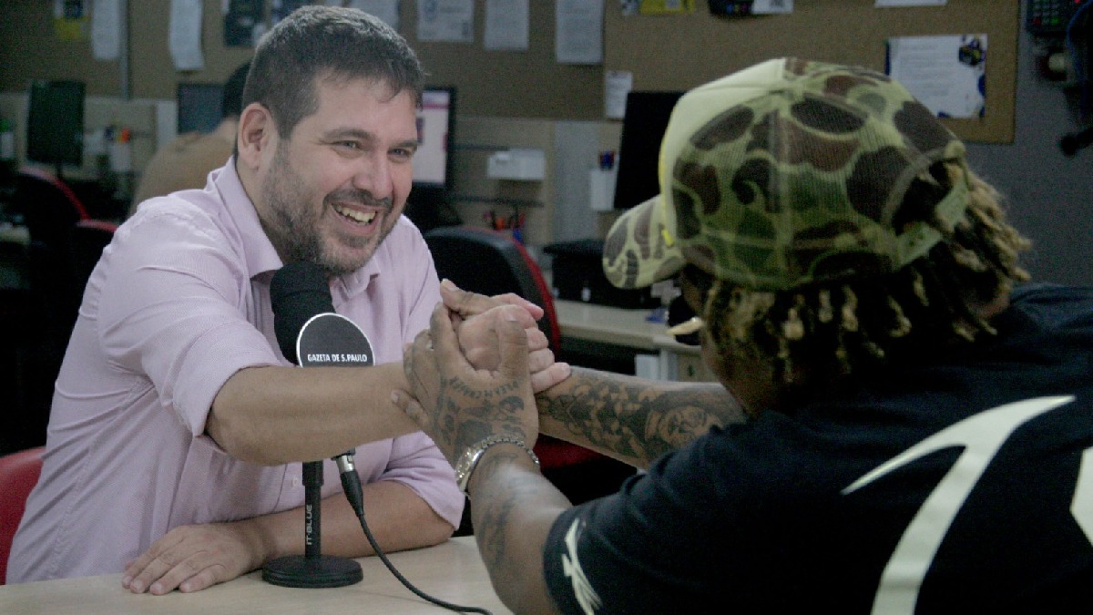 O cantor e compositor Luccas Carlos durante participação no podcast Direto da Gazeta/Thiago Neme/Gazeta de S. Paulo