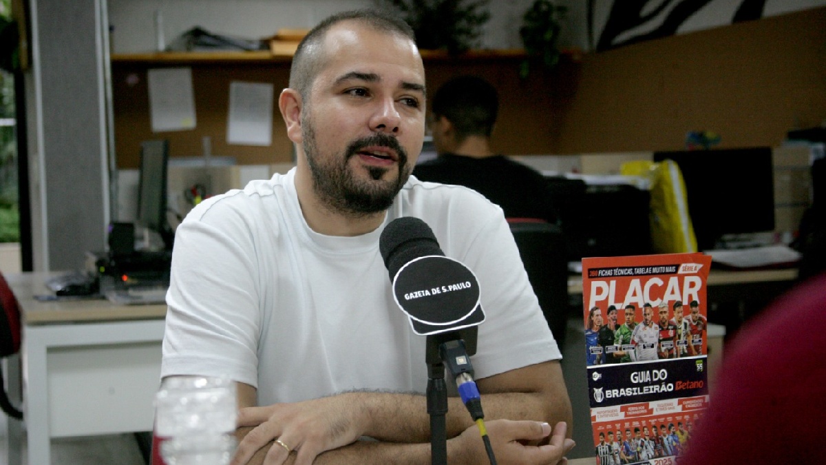 A marca, que sempre foi influente na vida de crianças, adolescentes e adultos fãs de futebol, nunca se escondeu de polêmicas, tendo capas com comparações entre atletas e algumas mais críticas em outros termos - (Thiago Neme/Gazeta de S.Paulo)