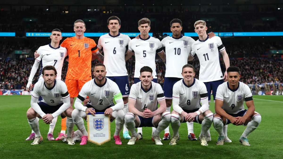 Sendo a quarta melhore seleção do mundo, a Inglaterra possui 1819.2 pontos segundo o ranking da Fifa. A seleção inglesa vem demonstrando uma evolução significativa nos últimos anos, figurando constantemente entre os melhores times do mundo. Com um elenco jovem e técnico, liderado por nomes como Harry Kane e Jude Bellingham, a Inglaterra tem mostrado força em torneios internacionais e se mantém competitiva em busca de conquistas inéditas. Foto: Divulgação/ England X