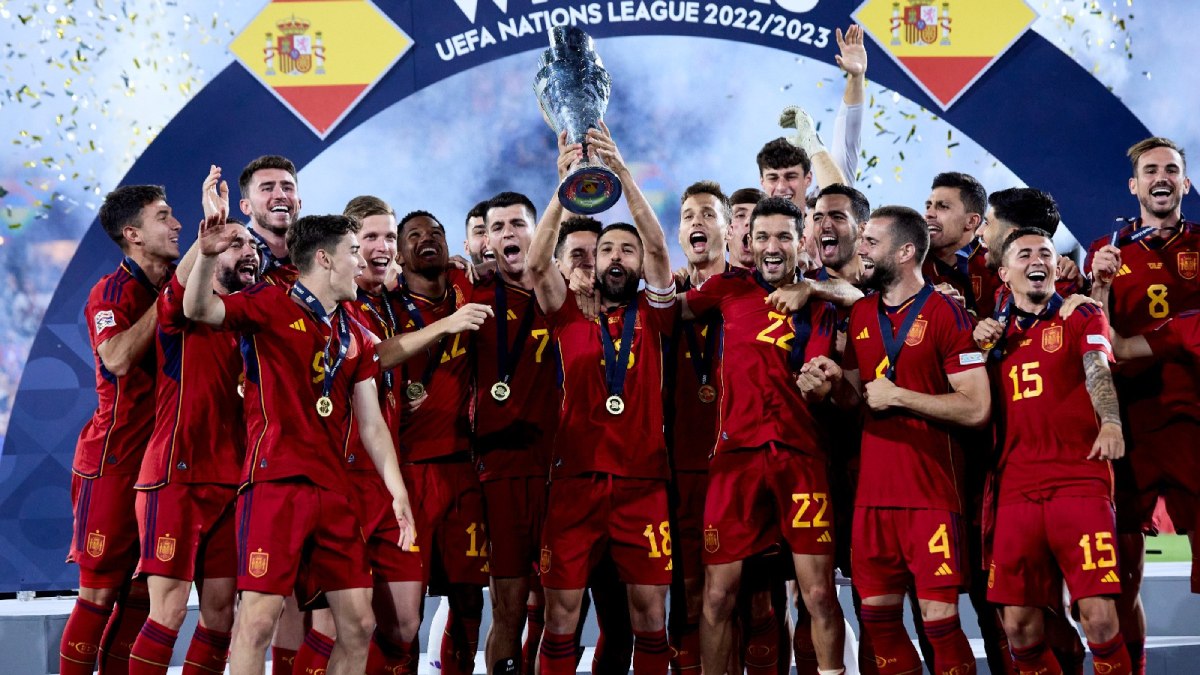 Já em segundo lugar, com 1854.64 pontos, vem a seleção espanhola. Ela foi a campeã da última edição da Eurocopa em cima da Inglaterra por 2 a 1 e campeã da nova competição da Uefa chamada Nations League. Com jovens talentos despontando e uma base competitiva, a Espanha pode mostrar que ainda pode brigar pelo topo. Foto: Divulgação Seleção Espanhola de Futebol