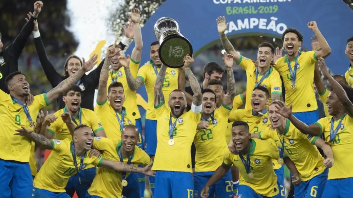 E para encerrar o top 5 da Fifa, o Brasil se encontra em último com 1776.03 pontos. Sendo o maior campeão da história das Copas do Mundo, a equipe canarinho não passa por momentos gloriosos. Mas ela continua se mantendo no ranking como uma das melhores seleções do mundo. Com talentos emergentes e tradição de jogo ofensivo, a busca por mais um título mundial mantém a seleção brasileira entre as favoritas em qualquer torneio que disputa. Foto: Lucas Figueiredo/CBF/Divulgação