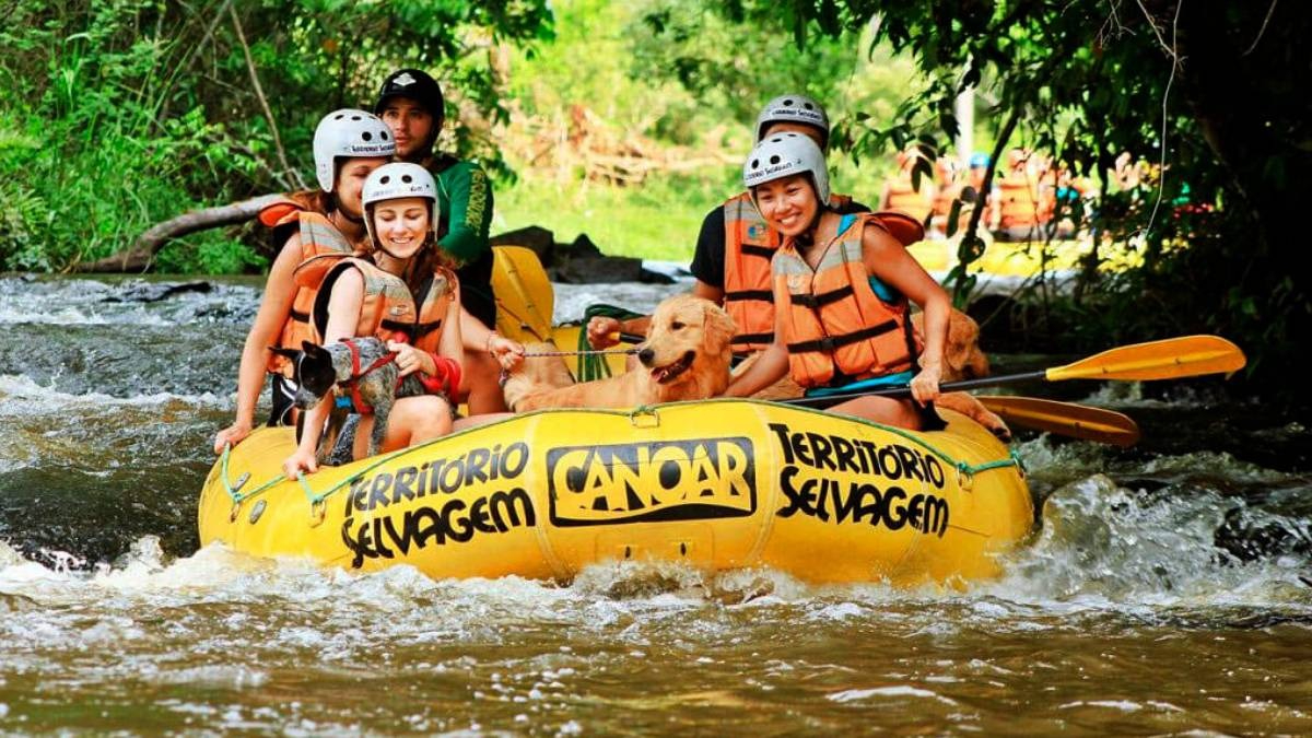 Passeio, que ocorre no Rio Jacaré Pepira, é voltado para crianças a partir de três anos. /Foto: Divulgação/Território Selvagem Canoar
