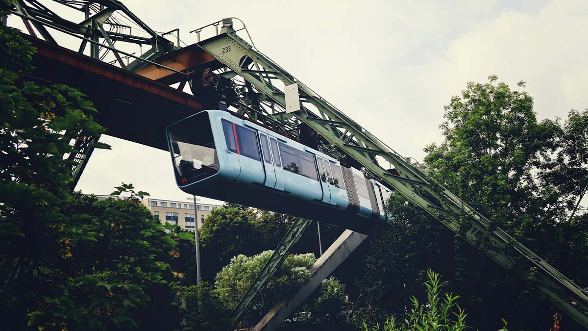 O monotrilho suspenso de Wuppertal, na Alemanha, fica pendurado nos trilhos - Foto: Anatol Rurac/Unsplash