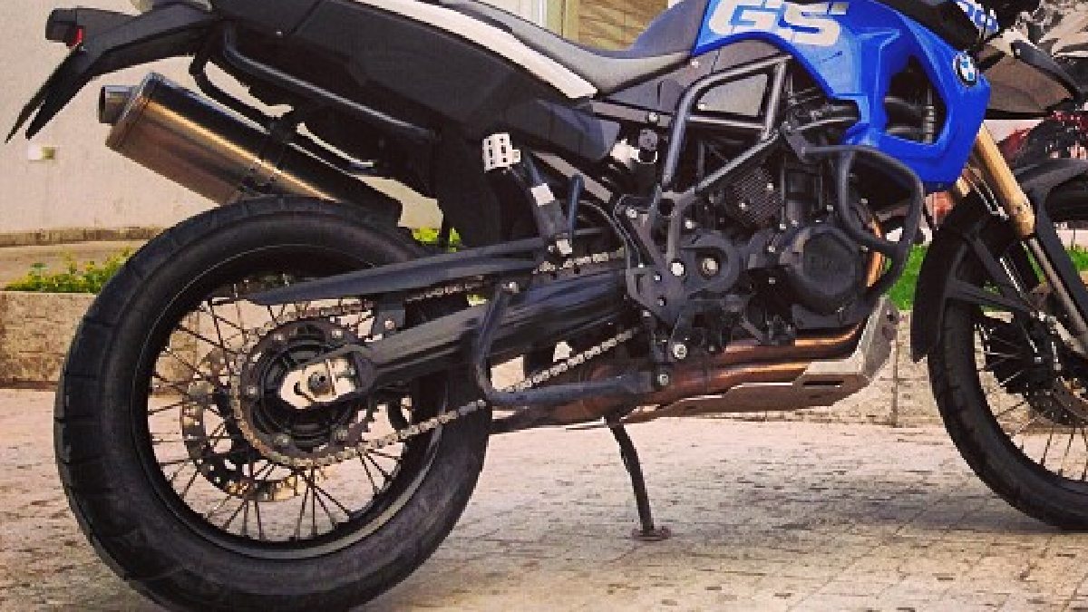 Limpar e lubrificar a corrente da moto é importante manutenção. Imagem: Marlon Dias/Flickr