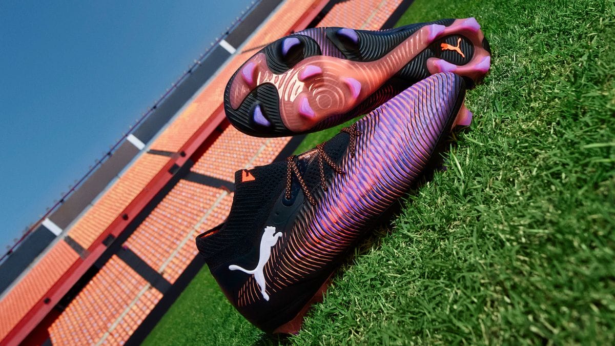 O calçado se destaca pela cor roxa, e há ainda em preto e em laranja/Divulgação/Puma
