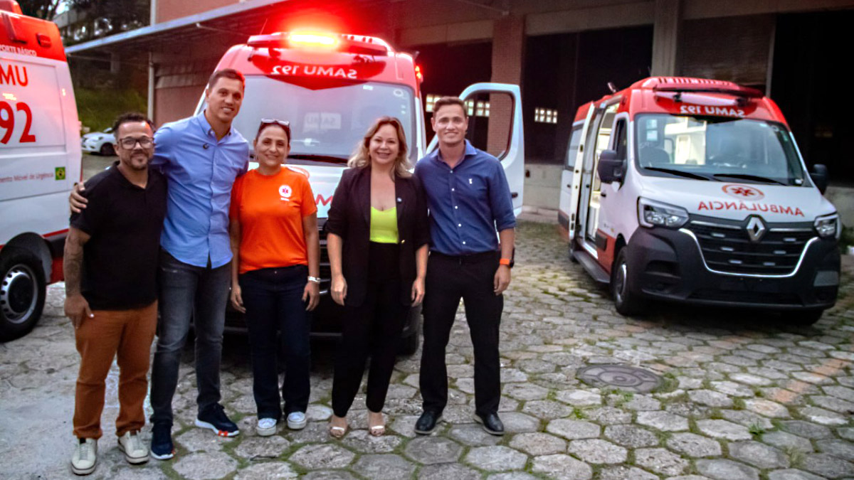 Autoridades de Taboão da Serra receberam os novos veículos na sede da prefeitura.