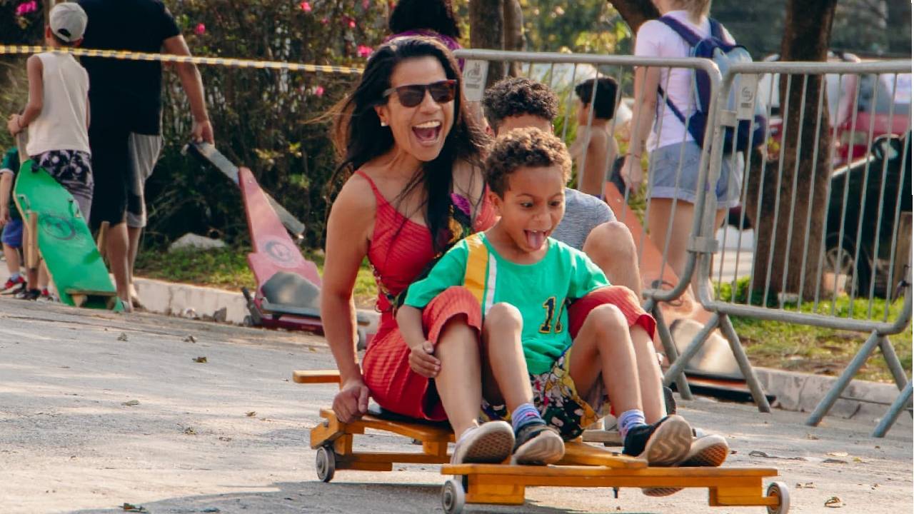 Mãe e filho se divertem na descida radical no carrinho de rolimã. Foto: Divulgação