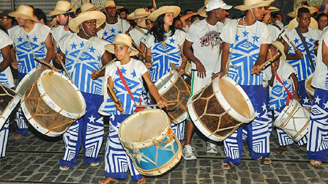 Cortejos atraem pessoas de todas as idades para as ruas de Pernambuco. Foto: Agência Brasil