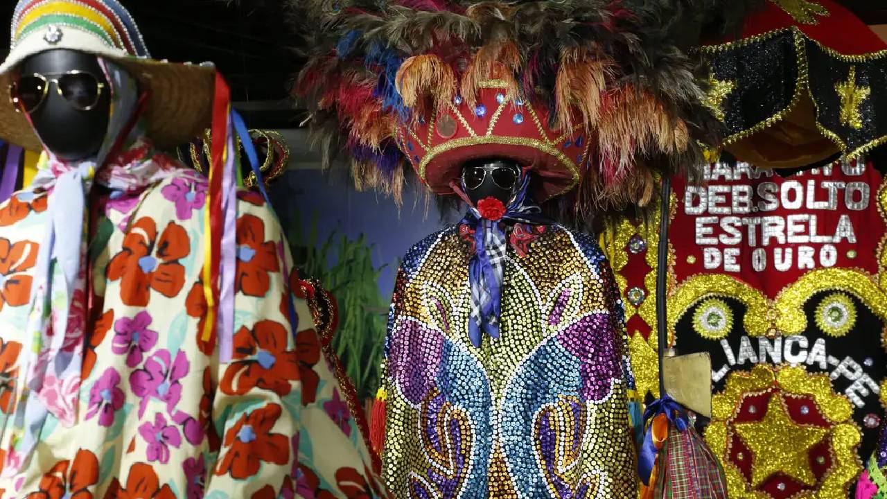 Modelos de roupas coloridas usadas por integrantes do maracatu. Foto: Agência Brasil