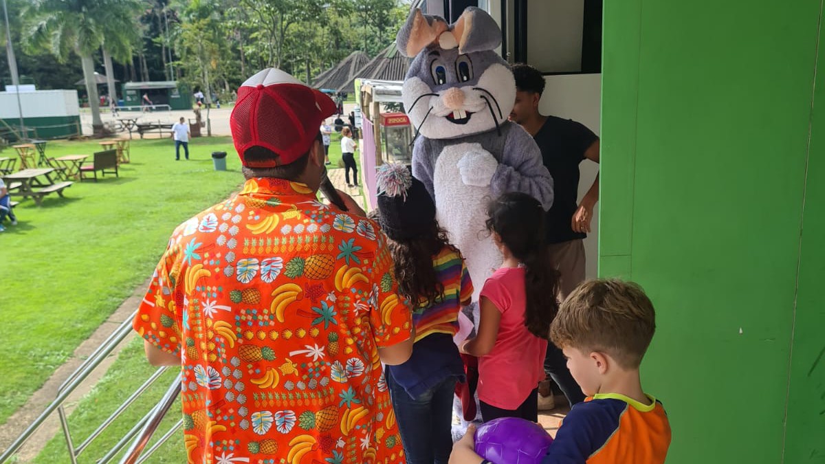 Diversão estará garantida para as famílias e os pequenos com caça aos ovos, gincanas, sessão de fotos com o Coelhinho da Páscoa.