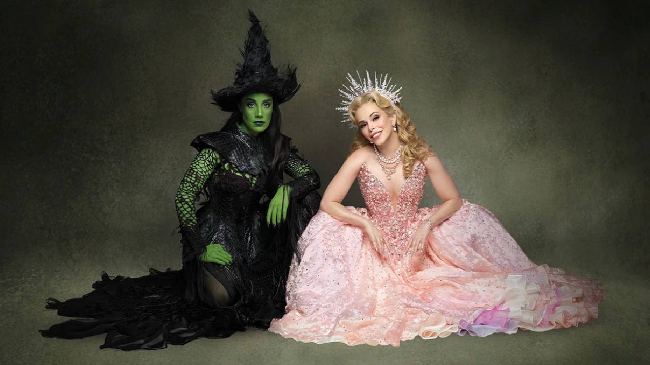 Wicked está de volta ao teatro brasileiro com Myra Ruiz e Fabi Bang nos papéis principais. Foto: Divulgação