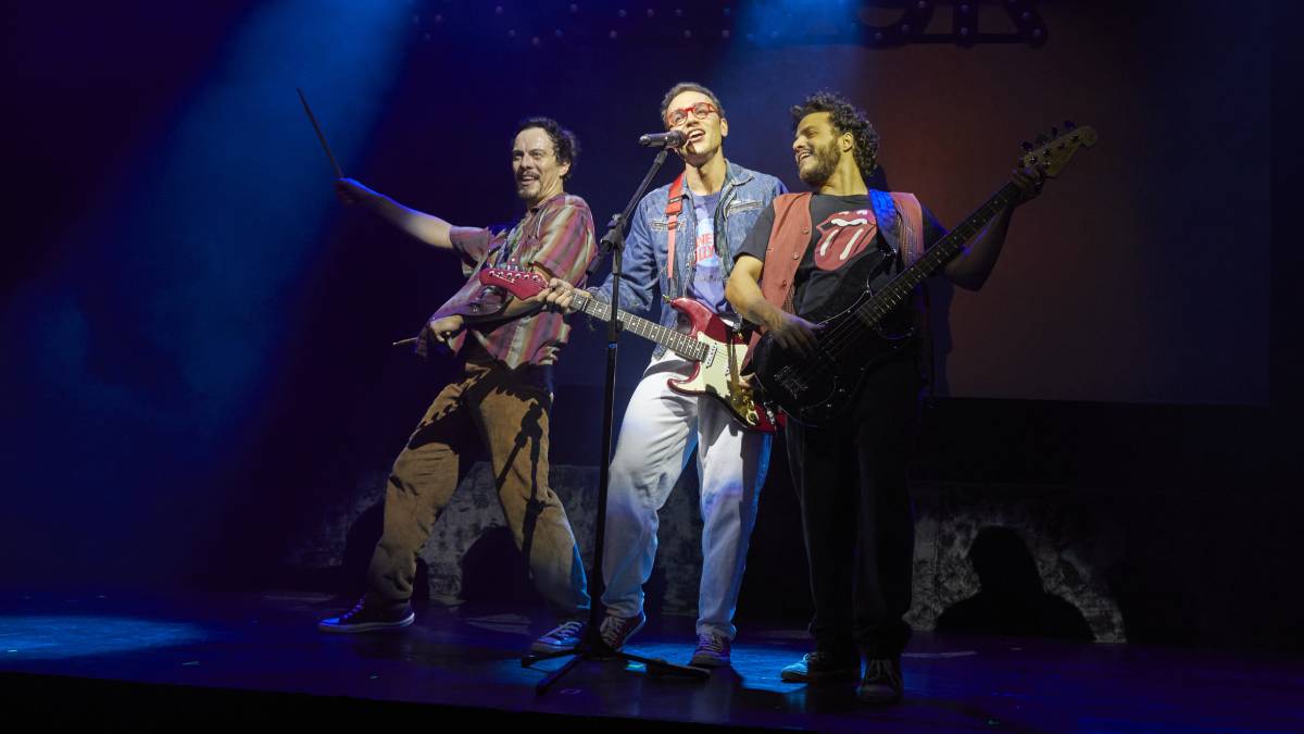 Peça que é, antes de tudo, uma ode à amizade de Herbert Vianna, Bi Ribeiro e João Barone, trio que permanece à frente da banda nessas quatro décadas. Fotos: André Wanderley/Divulgação
