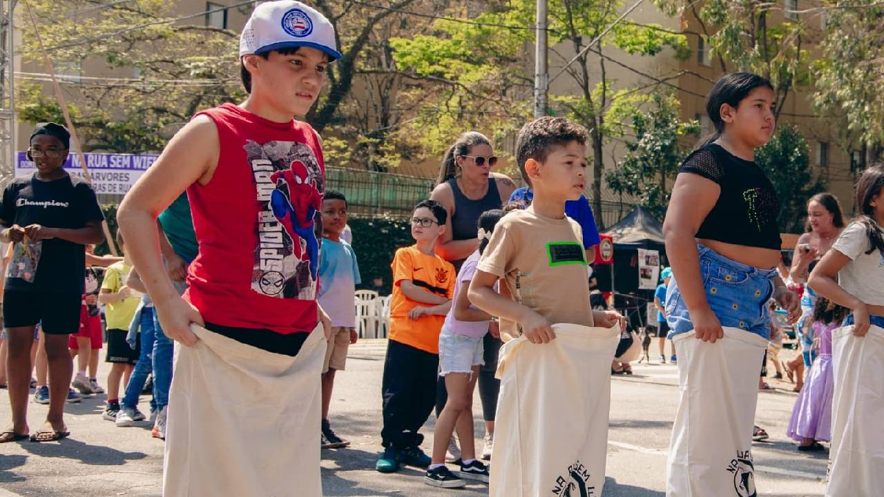 Crianças se prepararam para a corrida do saco. Foto: Divulgação