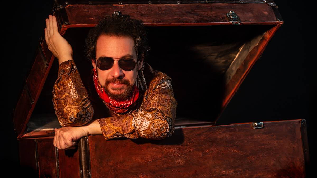 Espetáculo mergulha na essência do ícone da música brasileira, tendo como plano de fundo uma noite insone em que Raul Seixas revisita sua vida. Foto: Dalton Valerio/Divulgação