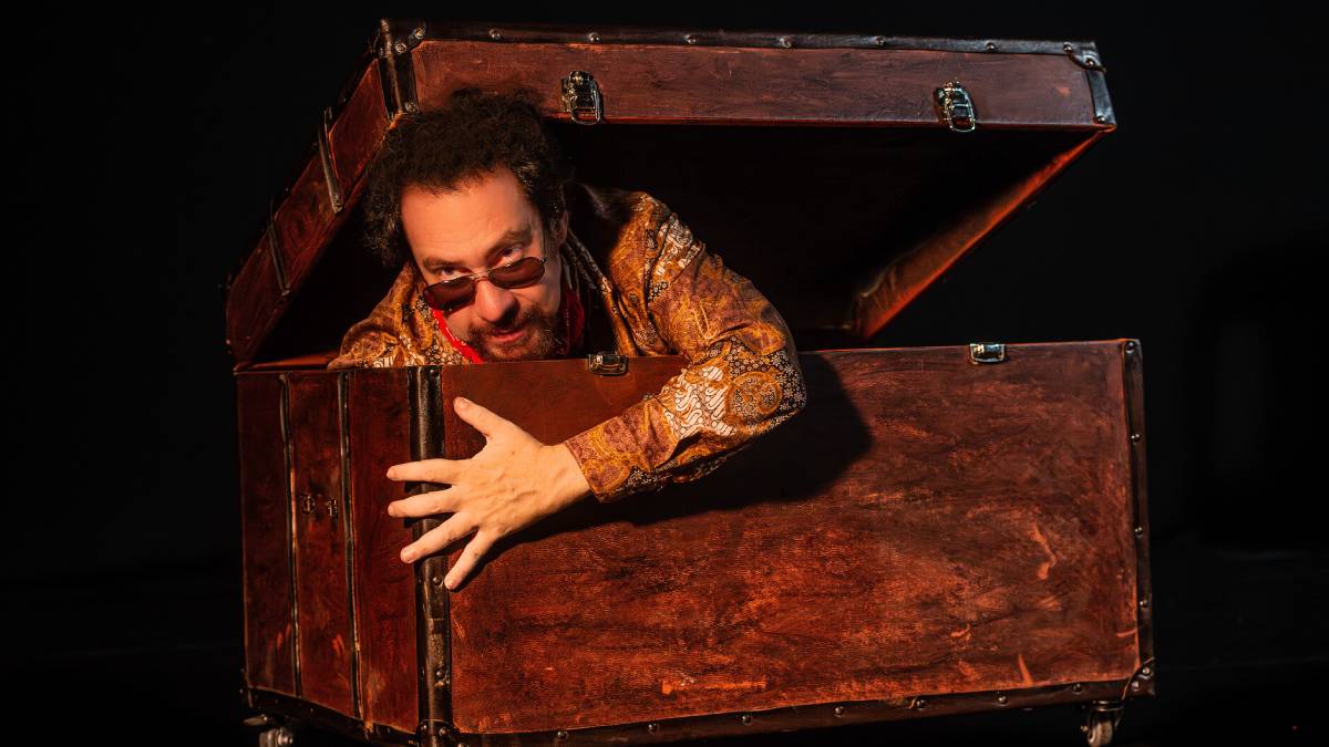 Ao longo da apresentação, 21 canções de Raul Seixas ganham nova vida no palco, incluindo clássicos atemporais, como Eu Nasci Há Dez Mil Anos Atrás, Maluco Beleza, Tente Outra Vez e Gita. Foto: Dalton Valerio/Divulgação