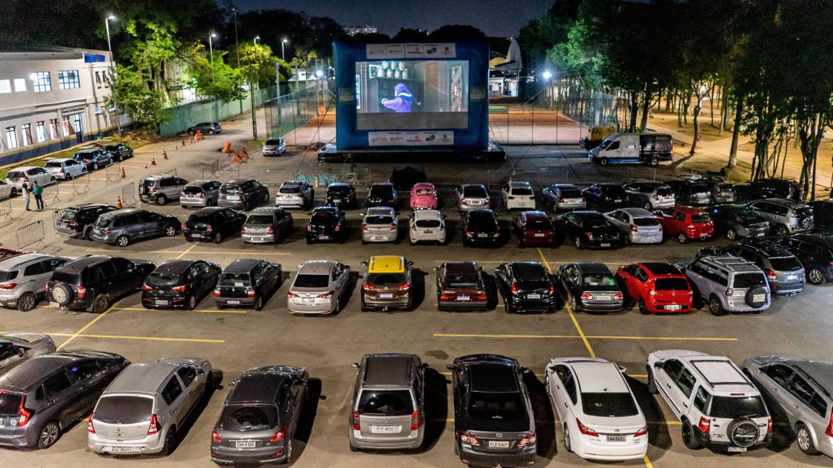 Desde sua primeira exibição, há 8 anos, o Cine Autorama recebe um público variado, atraído principalmente pela nostálgica experiência que o formato da atividade proporciona. Foto: Divulgação