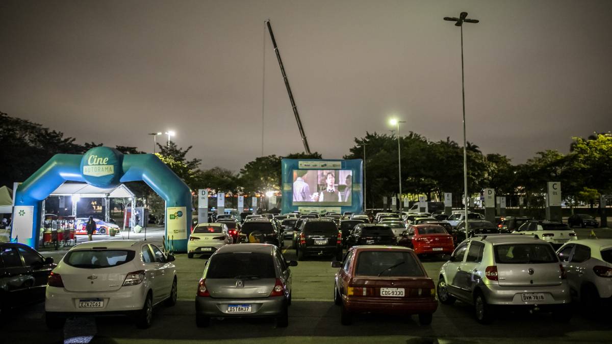 Sessões ao ar livre recebem os veículos, que são organizados em fileiras pela equipe, em frente à telona inflável. Foto: Danilo Ramos/Divulgação