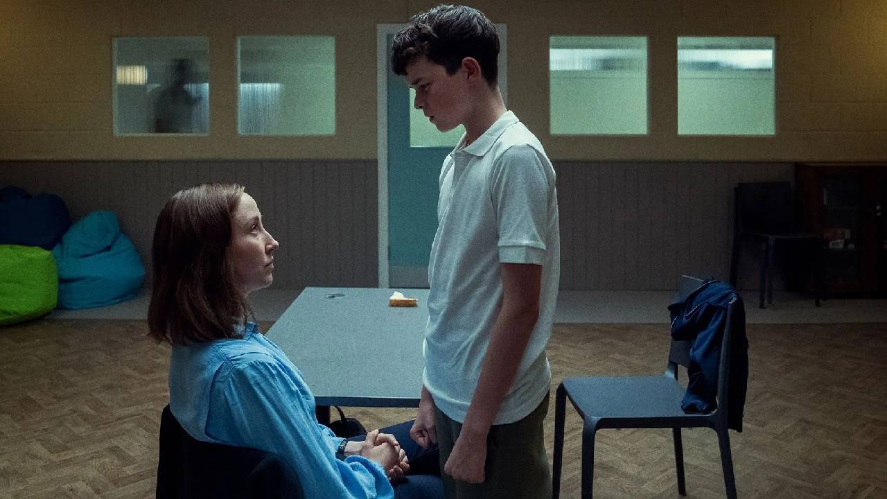 Cena com a psicóloga, estrelado por Erin Doherty, é uma das mais impactantes da produção audiovisual. Foto: Reprodução/Netflix