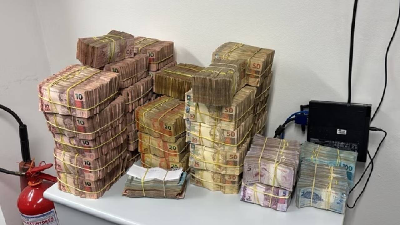 Parte do dinheiro foi encontrado em porta-malas de veículo. Foto: Polícia Federal