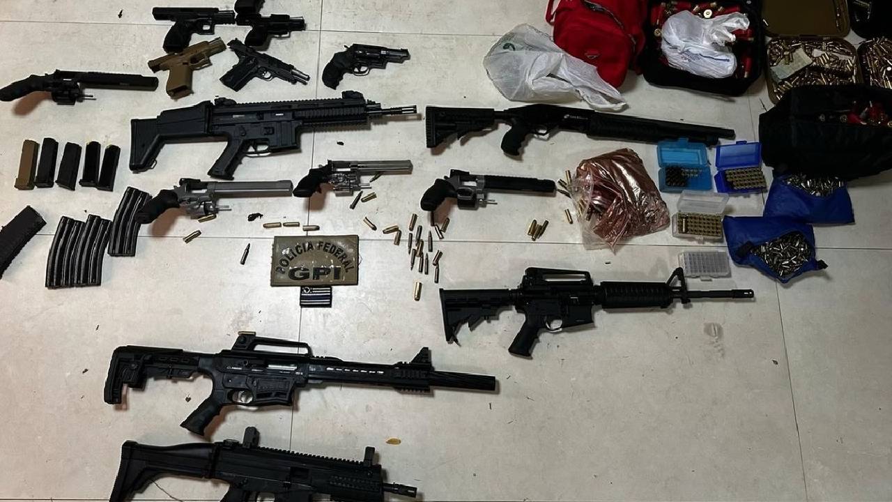 Muitas armas e munições foram apreendidas. Foto: Polícia Federal