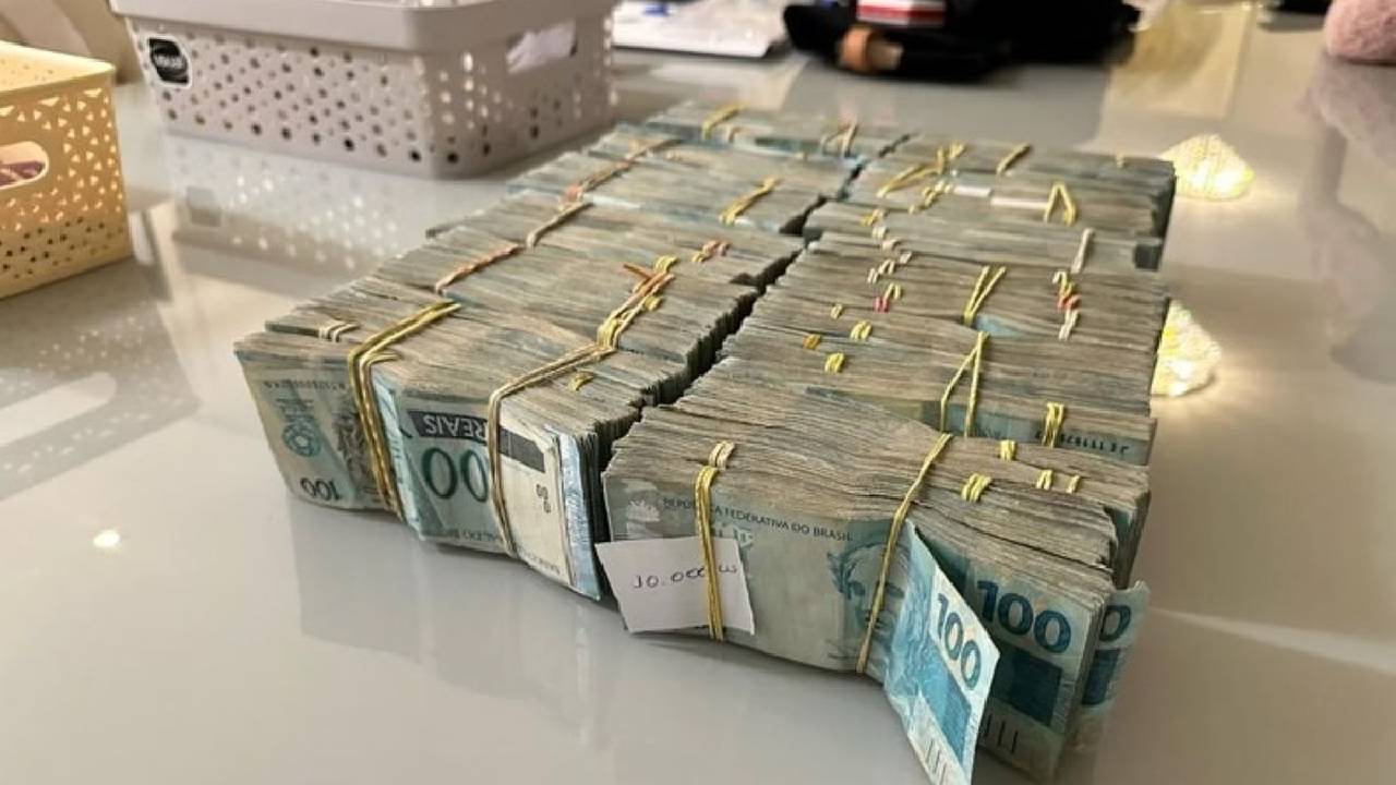 R$ 860 mil foram apreendidos dentro de caixa de papelão. Foto: Polícia Federal