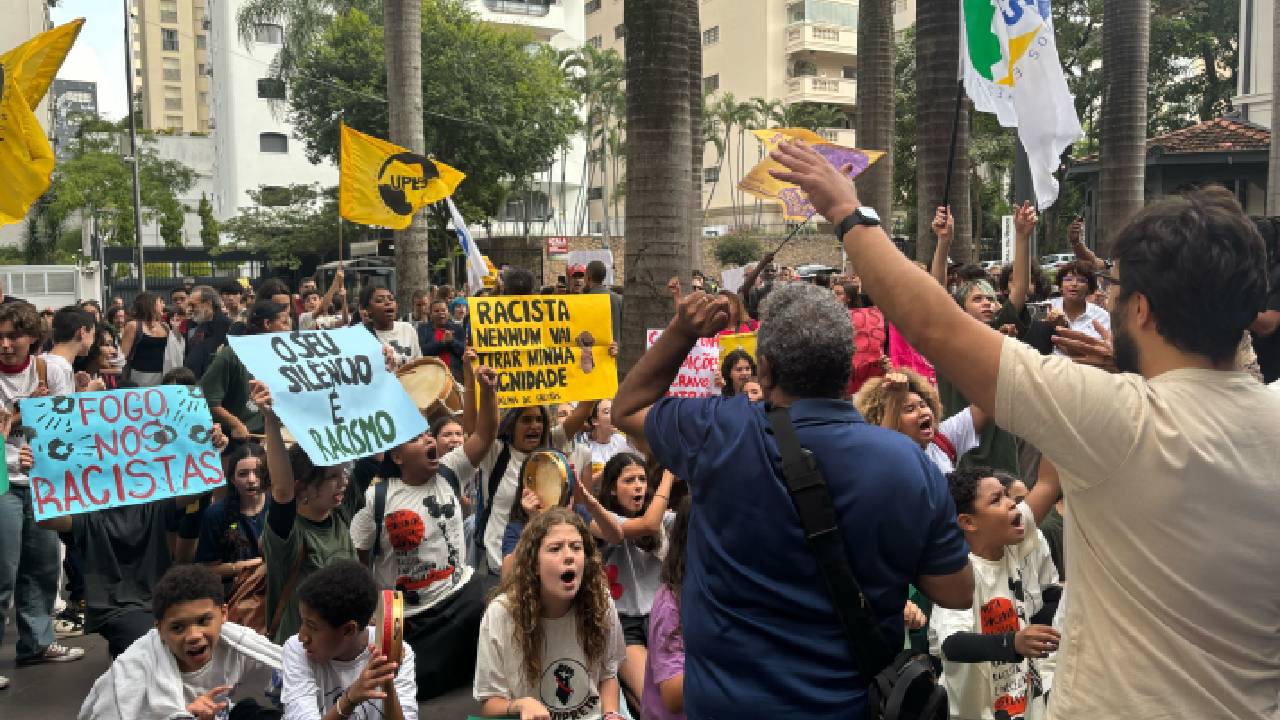 Manifestantes fazem ato repudiando o racismo sofrido por dois adolescentes negros. Foto: Isabela Alves/Gazeta de S. Paulo