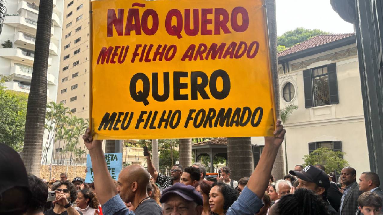 Homem leva cartaz com crítica contra a violência. Foto: Isabela Alves/Gazeta de S. Paulo